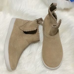 Kookaburra by UGG Tan Suede Boots new